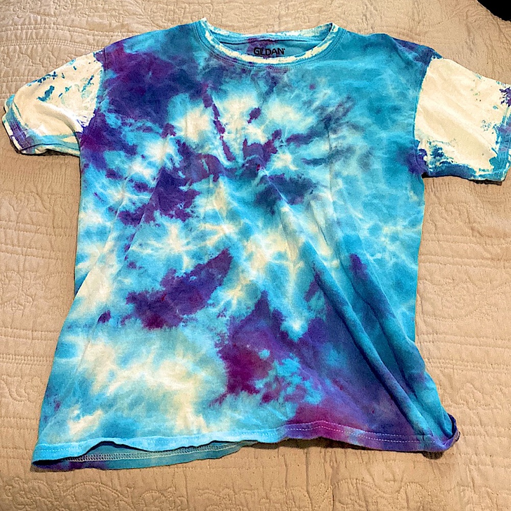 GILDAN TIE DYE SHIRT